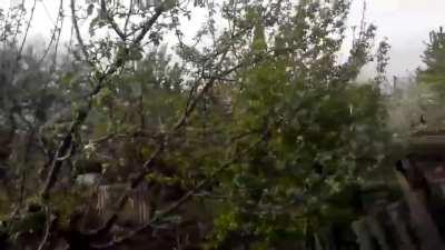 Відео від 8 травня 2021р. Донецьк. Якась ватниця випадково зафільмувала вогонь російських НЗФ із СПГ поруч із собою. Відео супроводжується лайкою на ЗСУ.