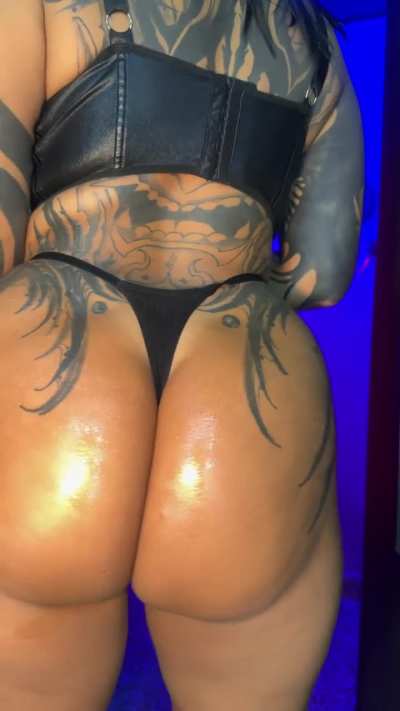 Slowmotion of my oiled ass shaking