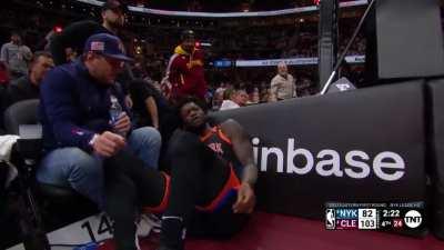 [Highlight] Julius Randle gets Shaken Up after Dunk