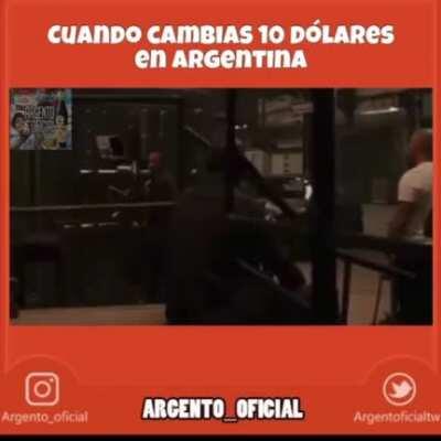 Cuando cambias los U$10 que te dio la abuela
