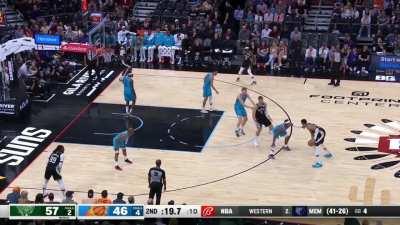 [Highlight] Giannis goes flying