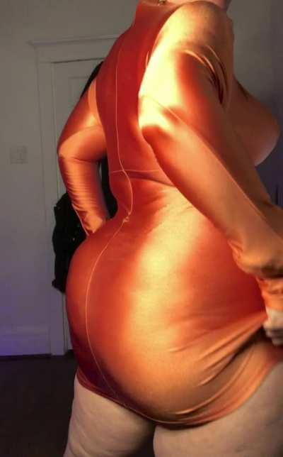 This dress can barely fit it all in 🍑