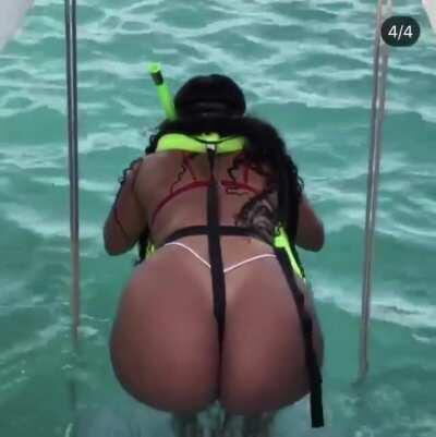 The bend over tho😍