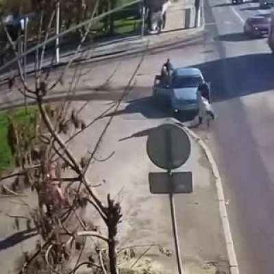 The quick thinking and preparedness of the people in the grey car.