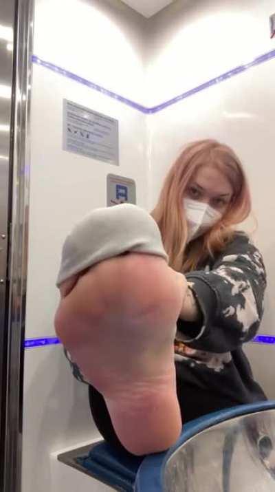 I love sneaking into the bathroom on a train and sucking my feet 🤤