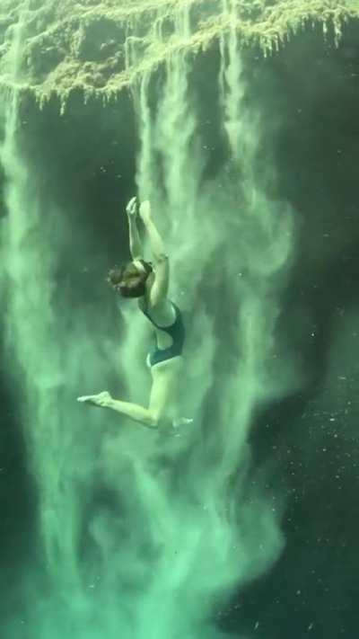 Underwater sandfalls at Dean's Blue Hole (Bahamas)
