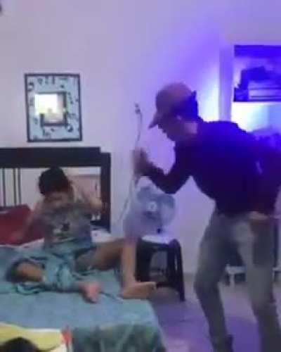 O André fazendo música e acordando a família dele.