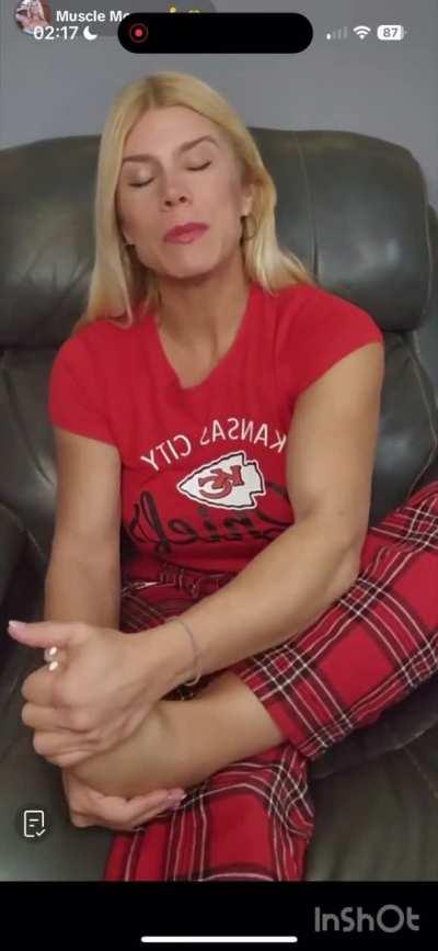 Hot muscle mommy putting some lotion on her feet/soles.. hypnotizing one minute