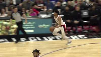 [Highlight] Sharpe steals the pass from behind then refuses to be deterred by Zubac for the bucket