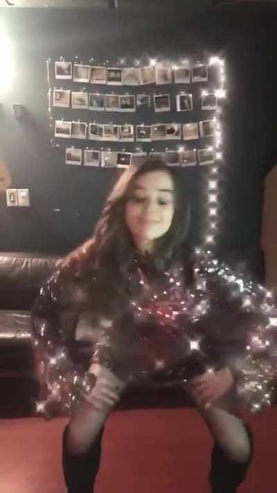 Hailee backstage on “The Tonight Show Starring Jimmy Fallon” (December 2017)