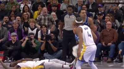[Highlight] Draymond Green with an egregious flop, lays on the floor for 30 seconds while Steve Kerr is yelling at him to get up