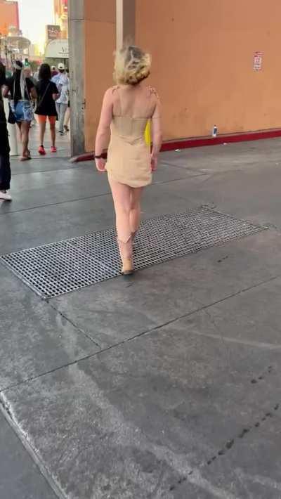 My dress flys up in Vegas strip (;