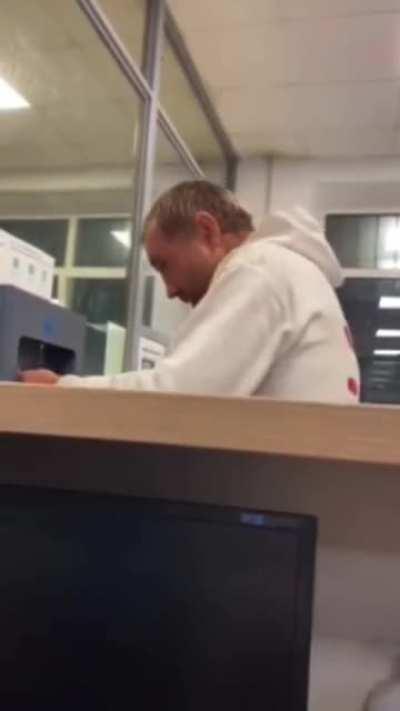 Ну наконец-то санитайзеры начали использовать. Так и до победы над пандемией не далеко.