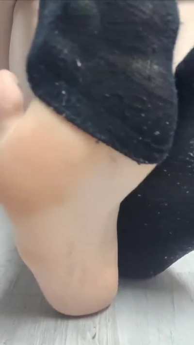  Be a good boy and clean my dirty, soaking socks while smelling my cheesy toes🧀🥵 