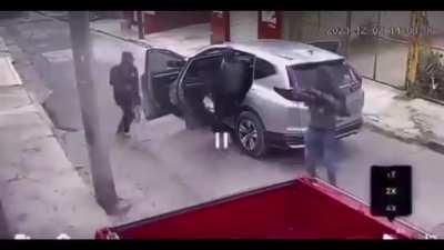 A 5 man CJNG hit squad commits a home invasion and picks up a man in Puebla