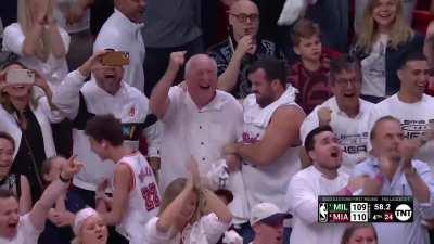 [Highlight] Jimmy Butler hits his second triple in a row to reach 52 points and give the Heat a 3 points lead with 58.2 to go!