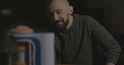 Инженер и предприниматель Брайан Слоан разработал систему Autoblow AI+, позволяющую управлять устройством для мастурбации с помощью мыслей. Система состоит из гарнитуры ЭЭГ с 16 датчиками для захвата мозговых волн. Активность мозга преобразуется в различн