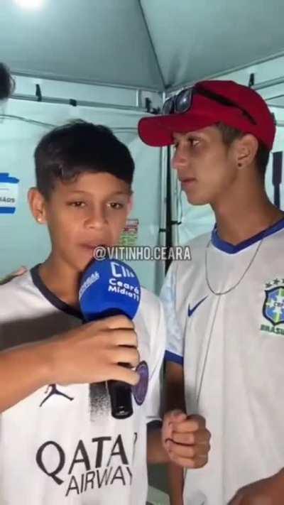 membro mais forte do chat falando com uma mulher