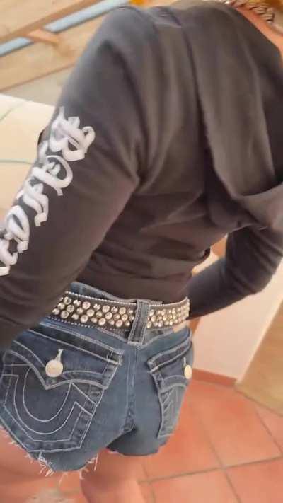 Bussing out the shorts 🥵