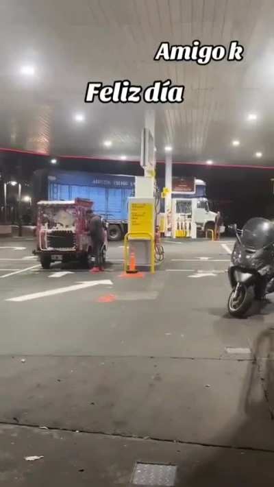 Un padre emocionado viendo a su hijo laburar.