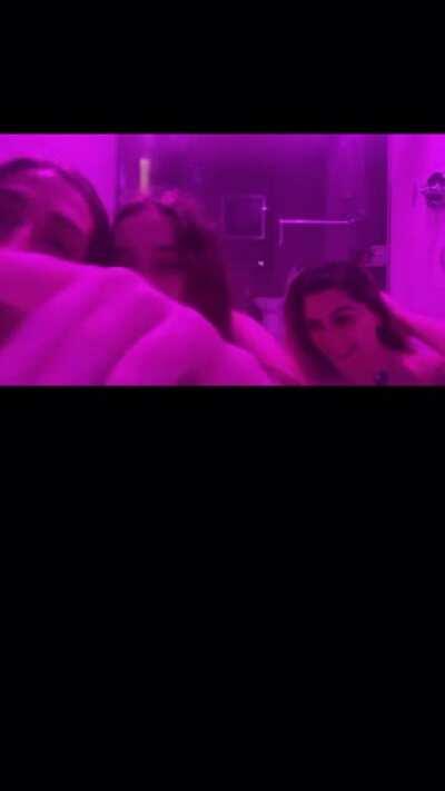 She brought friends 👀