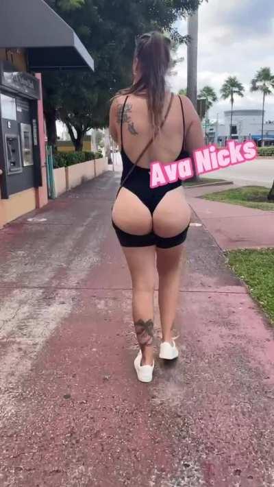 Would you risk suffocation to eat me out right here on the Miami streets?