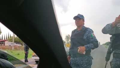 Cómo ven a estos gringos pidiendo que hablen inglés porque sino es ilegal jajaja. Suerte que el policía era buena onda