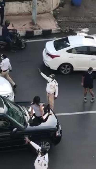 Wife caught her husband in middle of the road with his side chick.
