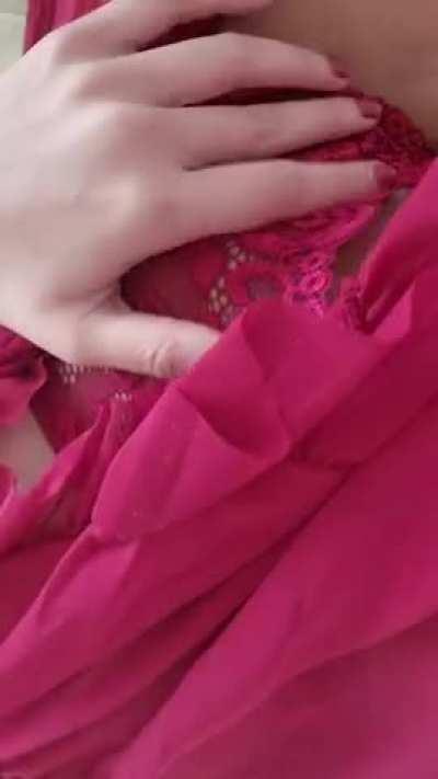 💕 Away from home housesitting and I am HORNY! Let's [sext]? 😘💖