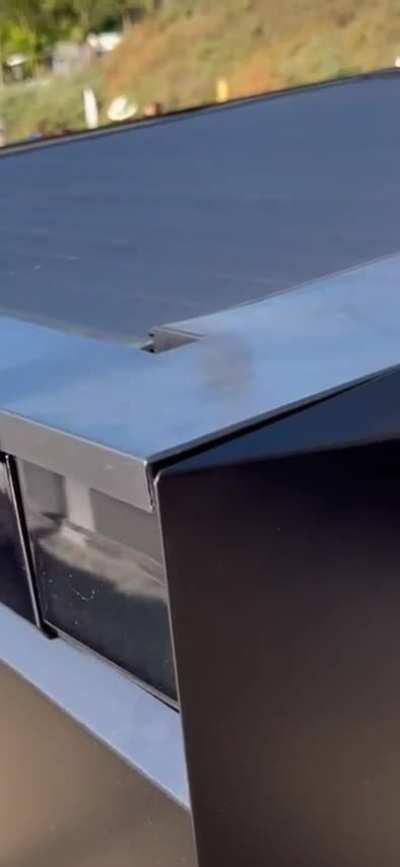 Cybertruck close-up 📉📉