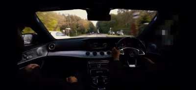 Guy does a 6 car overtake on a blind bend