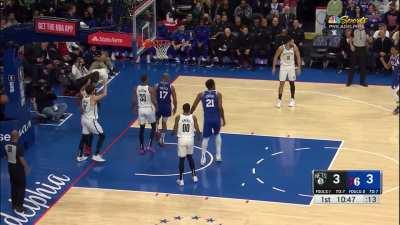 [Highlight] Ben Simmons matches up against Embiid who backs him down but can't make the basket as the crowd gets hyped