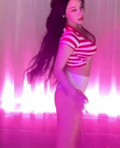 Love how she moves that little booty 🍑♥️