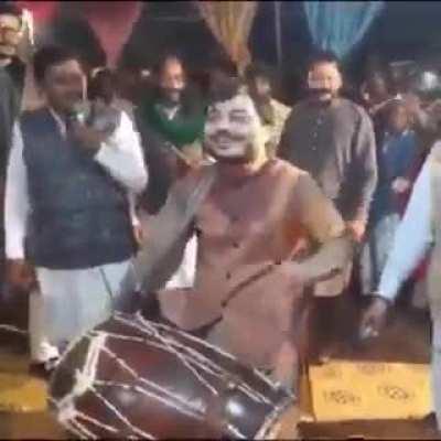 Amir Liaqat on the reception of his 3rd marriage ( btwn this version is supremely soothing)