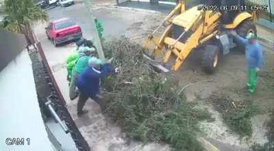 Merlo: Empleados municipales tiraron un poste