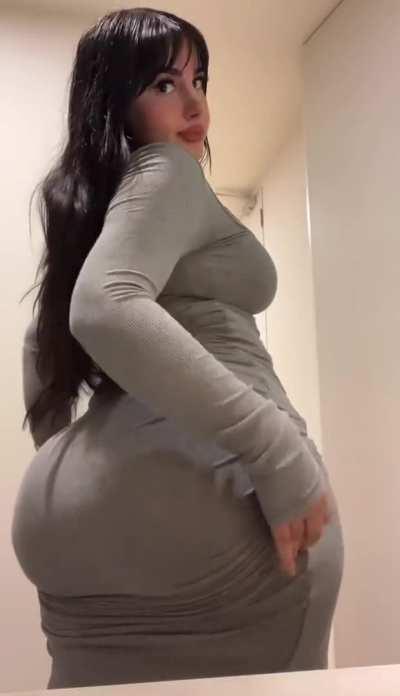 We all familiar with the titty drop. Let's normalize the booty drop ðð