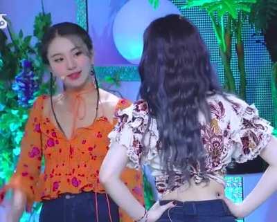 200607 - Chaeyoung and Dahyun discussing their ending pose before the performance