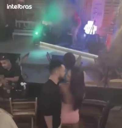 O cara sendo corneado ao vivo e nem percebeu kkkkkkkkkkkkk