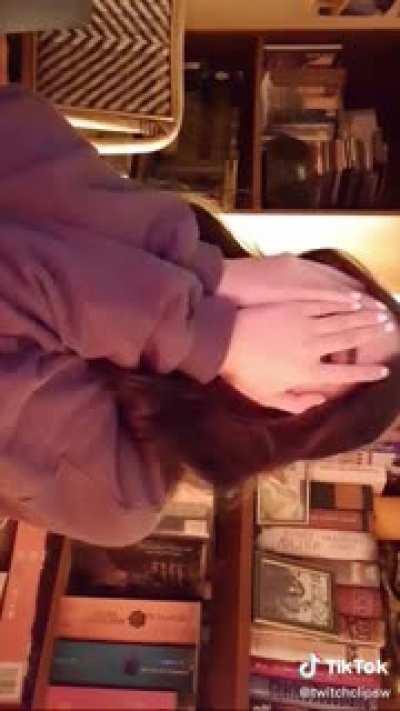 Forgets she is hosted by her father on Twitch