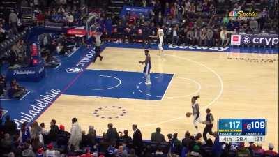 [Highlight] Embiid is doubled and the Sixers turn it over for the 3rd straight possession to seal the Magics comeback win