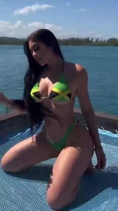 I’ll stretch her Lil pussy out😩💦💦