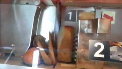 Как работает машинка для нарезки хлеба.