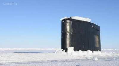 Атомная подводная лодка, интересно а если примерзнет к толще льда?