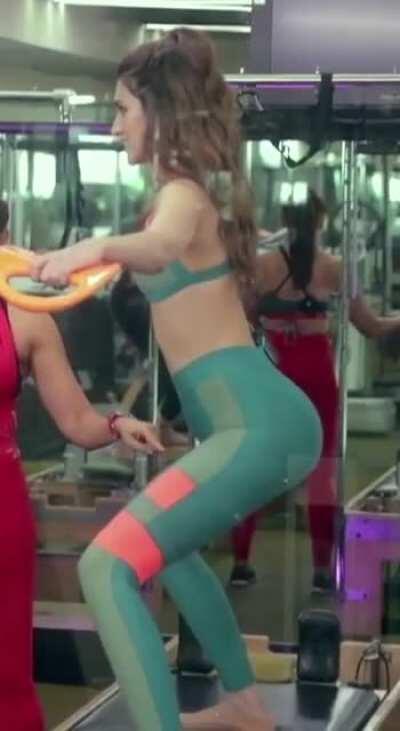 Kriti Sanon - where she pointing