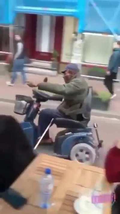 He have skills, don't ya think😳