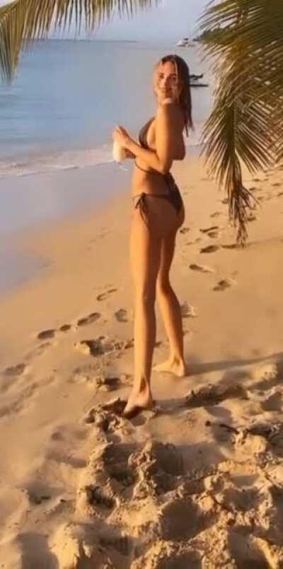 She loves to show her sexy ass 🔥❤