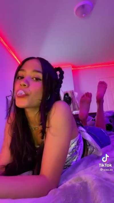 Whoah guys I found the golden pot ! She also has an ASMR YouTube channel where 99% of her content is in the pose.