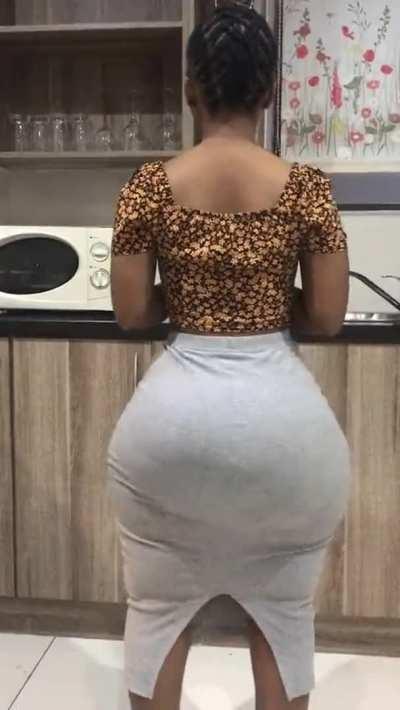 Look how heavy them asscheeks look as she lifts them up one at a time 😩😭🍑👋🏾