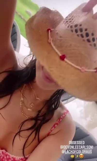 Hailee & her new hat