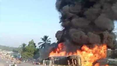 Fuel Truck Explosion in Liberia [Very Graphic] [Volume warning]